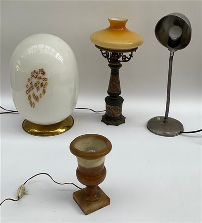 Lotto di quattro lampade da tavolo di fatture, materiali, epoche e misure diffe
