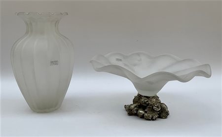 Manifattura di Murano, lotto composto da un vaso costolato e un centrotavola a