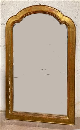 Specchiera di forma sagomata in legno dorato a volute. Secolo XIX (cm 140x92) (