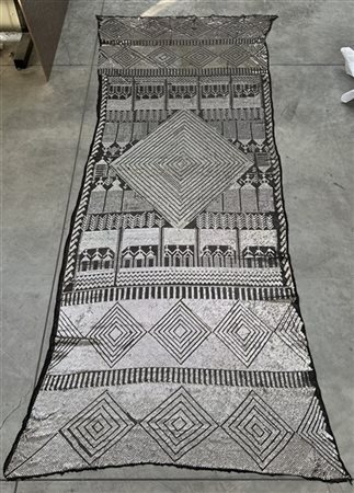 Scialle in tulle di cotone con applicate bandelle di argento puro, decorato a m