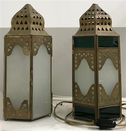 Coppia di lanterne marocchine in metallo traforato e decorato da vetri policrom