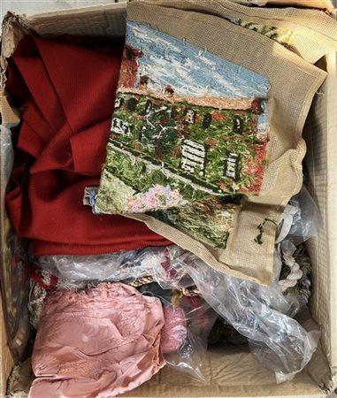 Cartone contenente ambrasse, cordoni e matassine di lana (difetti)