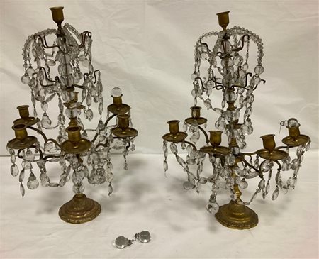 Coppia di candelieri a sette fiamme in metallo dorato e decorato a perlinature