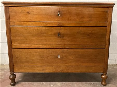 Cassettone con fronte a tre cassetti e piedi torniti (cm 127x105x58) (lievi difetti)