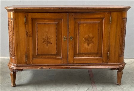 Antica credenza in noce ad angoli arrotonndati, due ante pannellate, riquadrate