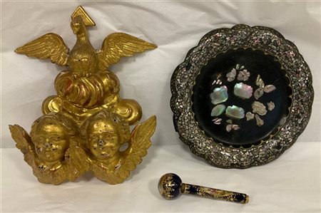 Lotto composto da un vassoio in lacca intarsiato in madreperla, manico d'ombrel