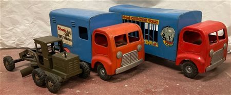 Lotto di tre giocattoli vintage: due camion di produzione inglese e una macchin