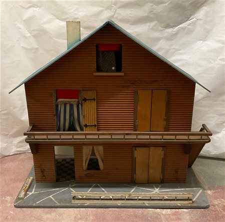 Lotto di tre case per bambole in legno dipinto di dimensioni differenti (difett