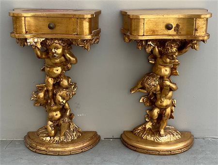 Lotto composto da una coppia di comodini ad un cassetto in legno dorato con sos