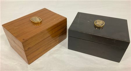 Lotto composto da due scatole decorate da cammei con profili virili