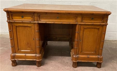 Scrivania da centro a tre cassetti in linea e due ante nei montanti, colonne to