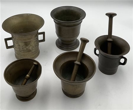 Lotto composto da cinque mortai di diversa epoca e decoro (difetti)