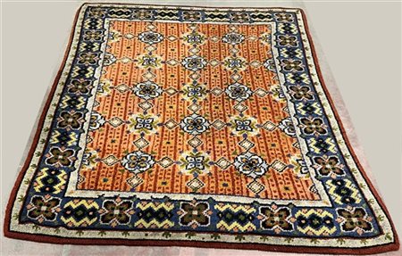 Tappeto europeo, inizio secolo XX. Confezionato all'uncinetto su canovaccio in