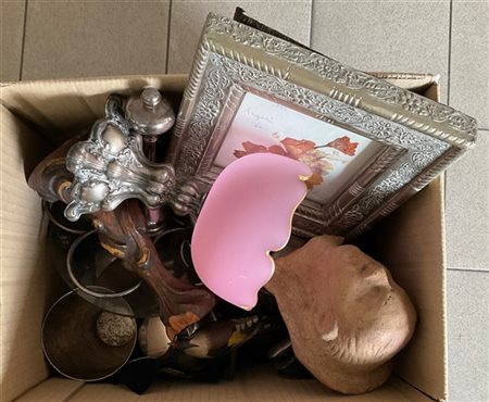 Cartone contenente numerosi oggetti di diverso uso e decoro