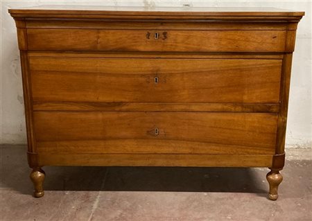 Cassettone con fronte a tre cassetti e mezzo, piedi torniti. Secolo XIX (cm 140
