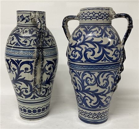 Coppia di vasi in terracotta smaltata con decoro a racemi monocromi blu ed anse