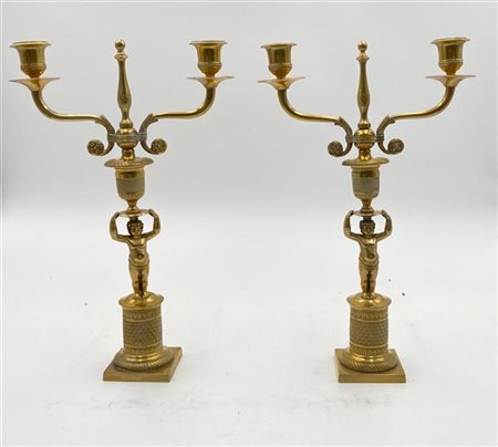 Coppia di candelieri a due fiamme stime Impero con reggicandele sorretti da put