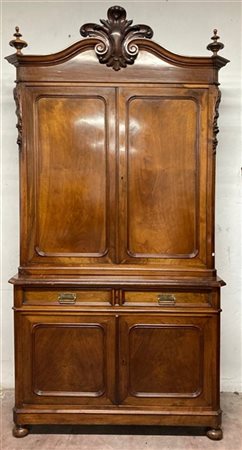 Mobile a due corpi con parte superiore con cimasa intagliata a volute entro pin