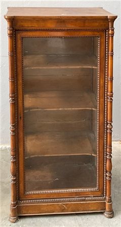 Mobile vetrina in legno ad un'anta con montati torniti e cornici intagliate e d