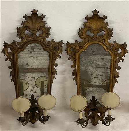 Coppia di ventole in legno intagliato, traforato e dorato a volute, fiorellini