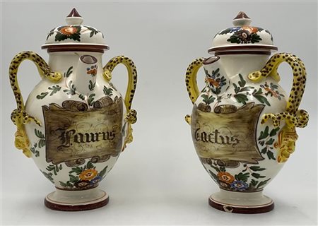 Manifattura di Este. Coppia di versatoi biansati da farmacia con coperchi in ma