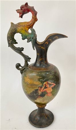 Brocca in terracotta con ansa a dragone, interamente dipinta in policromia a sc