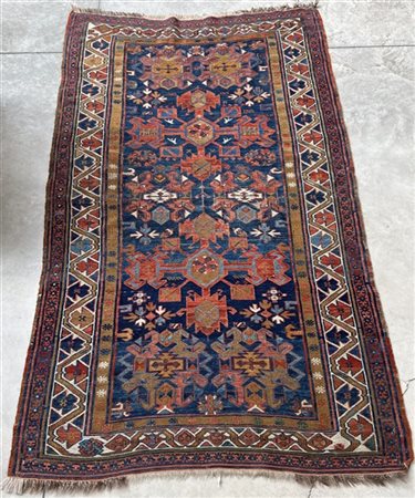 Tappeto Sumak, Caucaso, inizio secolo XX. Decoro geometrico stilizzato su fondo