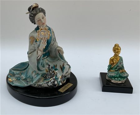 Lotto composto da una scultura in porcellana policroma raffigurante una donna g