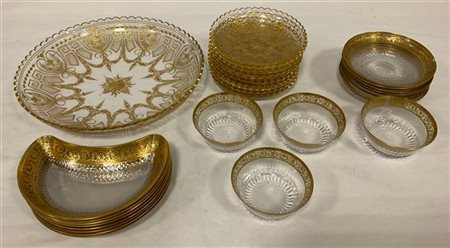 Lotto composto da due parti di servizio in vetro decorato a dorature (difetti)