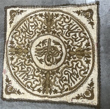 Ricamo in fili metallici su taffetà di seta color cipria, recante Turgà (sigill