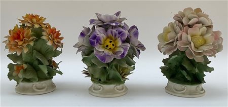 Manifattura italiana, gruppo di tre composizioni floreali in porcellana policro