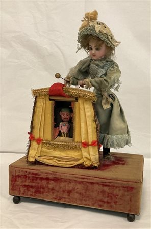 Automa raffigurante burattinaia con testa e mani in porcellana. Francia, inizio