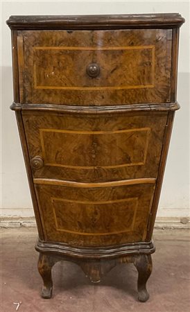 Comodino lastronato e filettato in noce e legni vari a un cassetto ed un'anta d