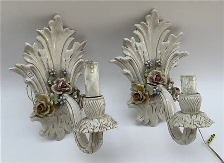 Manifattura di Bassano, coppia di applique ad una luce in ceramica con decoro a