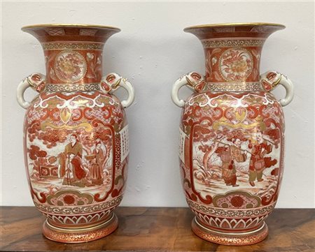 Coppia di vasi in porcellana Kutani nei toni del rosso ferro e oro decorati con