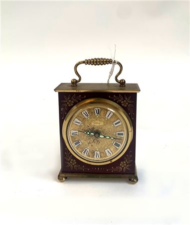 Orologio sveglia da scrivania in metallo dorato e laccato. Quadrante a cartouch