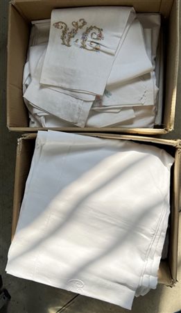 Due cartoni contenenti biancheria e lenzuola (difetti)