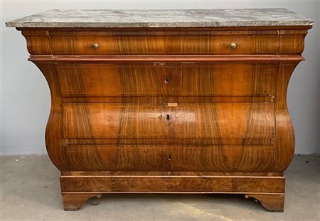 Cassettone a quattro cassetti lastronato in noce e decorato da filettature, pia