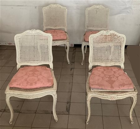 Gruppo di quattro sedie con schienali sagomati in legno laccato. Sedute incannu