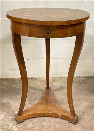 Tavolo da gioco lastronato in noce, intarsiato sul piano a scacchiera, fascia a