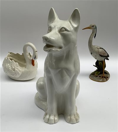 Lotto composto da una scultura in ceramica bianca raffigurante un cane seduto,