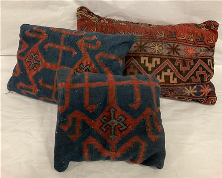 Lotto composto da tre cuscini rivestiti con frammenti di tappeti (difetti)