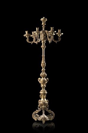 Candelabro tripode a sette fiamme in bronzo dorato cesellato a volute fogliate,