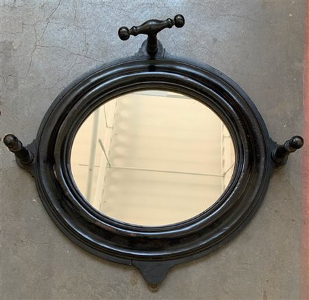 Specchiera ovale con cornice in legno ebanizzato e pioli appendiabiti torniti,