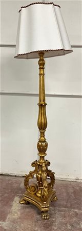 Candeliere da terra tripode in legno intagliato e dorato a fregi, volute e scan