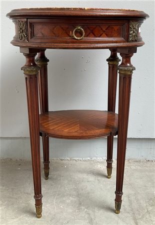 Tavolino in legno intarsiato e intagliato con piano in marmo rosa di forma oval