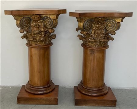 Coppia di colonne porta vasi in legno tornito con capitello intagliato e dorato