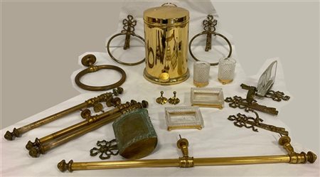 Cartone contenente accessori per il bagno e un cestino