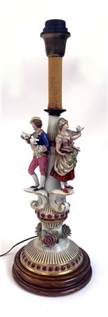 Lampada in porcellana decorata in policromia da tre paesani a tutto tondo. Con