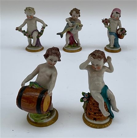 Gruppo di cinque sculture in porcellana policroma raffiguranti amorini (h cm 11
